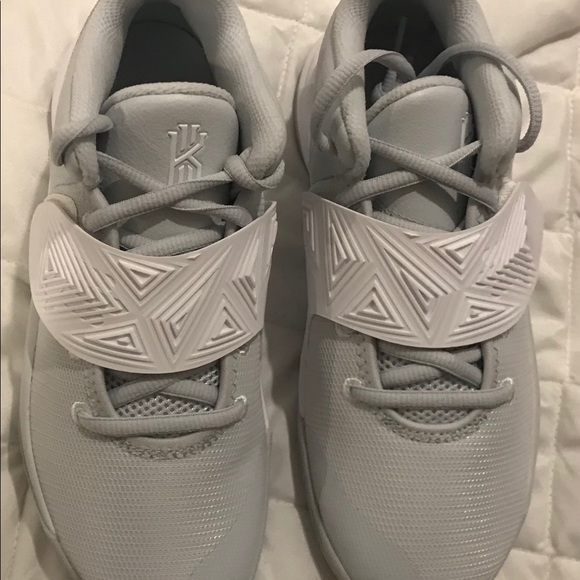 kyrie flytrap 3 pure platinum